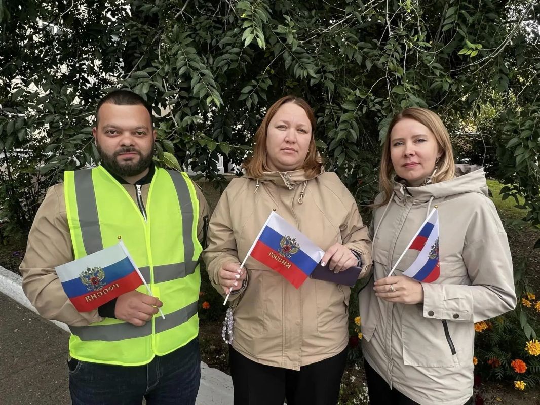 Волонтеры вручают триколор единства на пунктах избирательных участков в Чите Волонтеры вручают триколор единства на пунктах избирательных участков в Чите