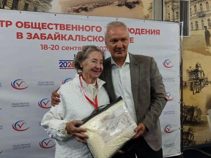В Центре общественного наблюдения за выборами в краевой филармонии депутат Заксобрания Забайкальского края Сергей Новиченко вручил подарок самой опытной общественной наблюдательнице Альбине Алешкиной
