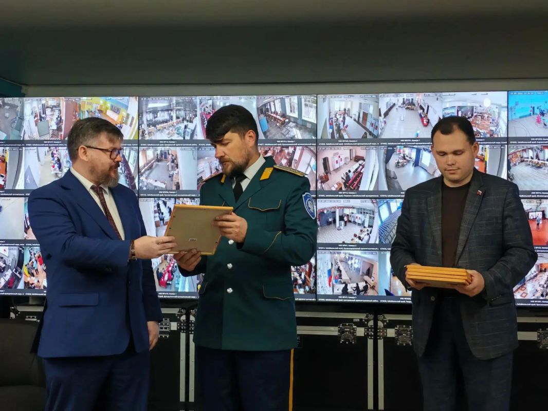 В центре общественного наблюдения прошло вручение благодарственных писем от полномочного представителя Президента РФ в Дальневосточном федеральном округе Юрия Трутнева В центре общественного наблюдения прошло вручение благодарственных писем от полномочного представителя Президента РФ в Дальневосточном федеральном округе Юрия Трутнева