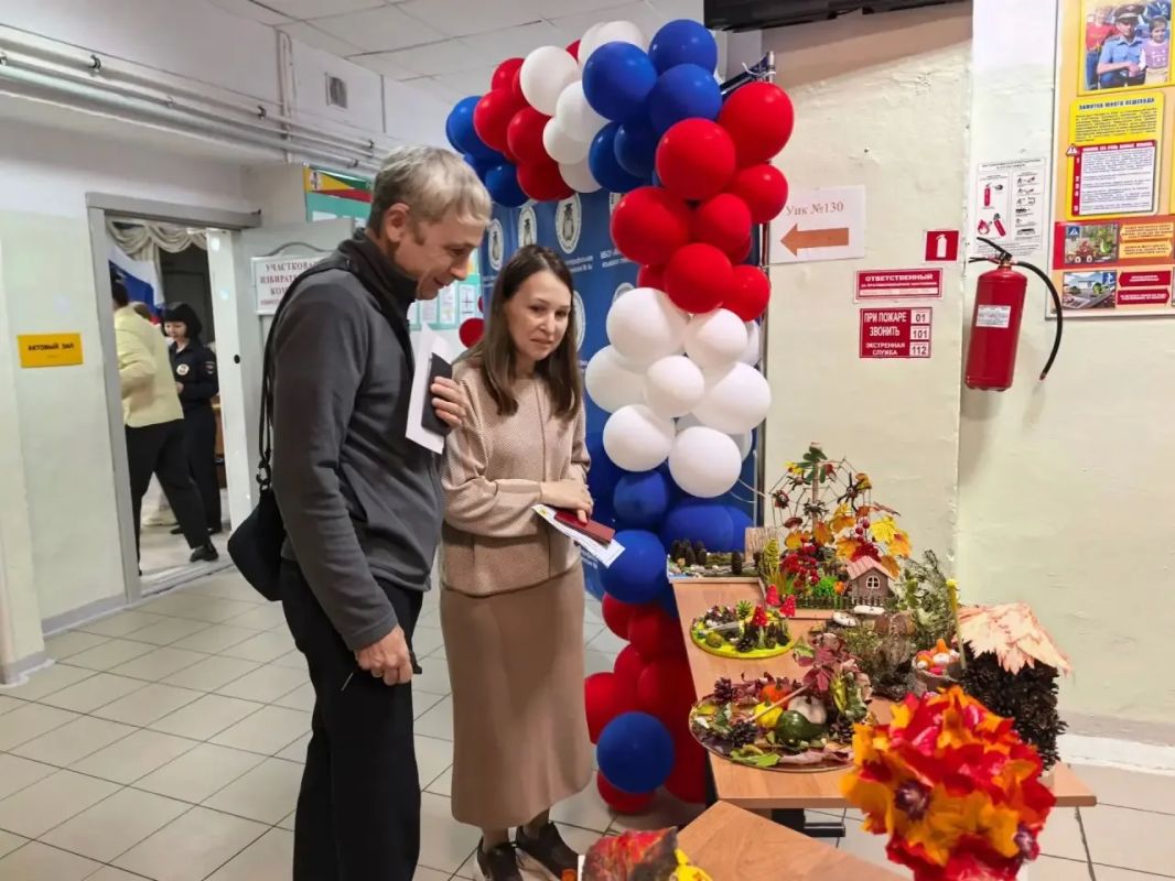 На избирательном участке в гимназии № 4 Читы с самого утра большая очередь из голосующих