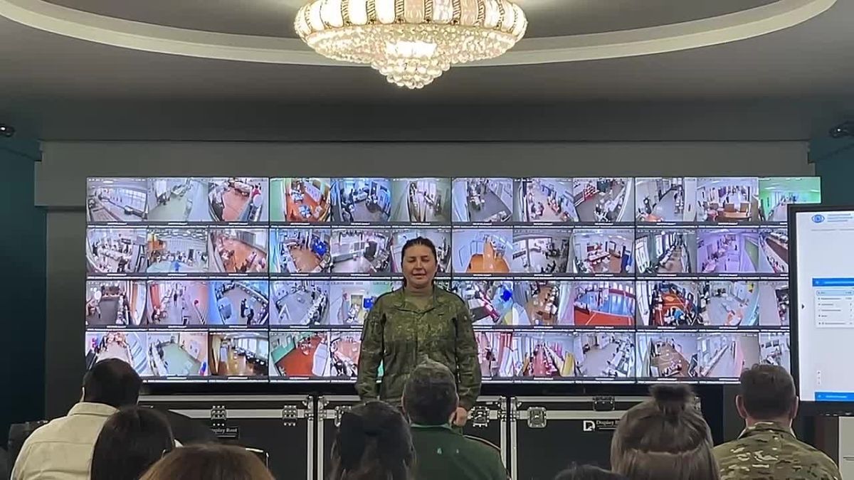 Для гостей Центра общественного наблюдения выступила солистка военного оркестра, старший сержант Ольга Бобрович