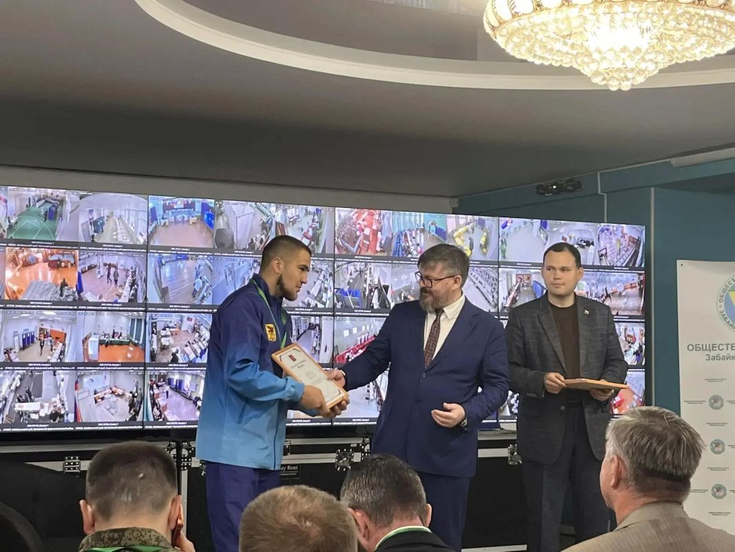 В центре общественного наблюдения прошло вручение благодарственных писем от полномочного представителя Президента РФ в Дальневосточном федеральном округе Юрия Трутнева В центре общественного наблюдения прошло вручение благодарственных писем от полномочного представителя Президента РФ в Дальневосточном федеральном округе Юрия Трутнева