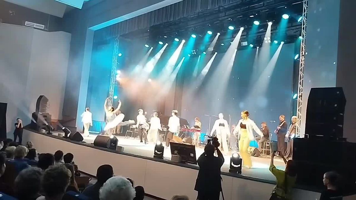 В Забайкальской краевой филармонии стартовал юбилейный 65-й концертный сезон Сегодня зрители откроют для себя сезон «Вдохновение», где классика встретится с джазом, народные мотивы переплетутся с современной хореографией, а...
