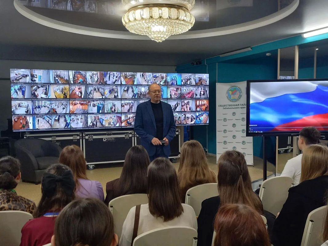 С приветственным словом к собравшимся студентам и волонтерам обратился руководитель ЦОНа, член Общественной палаты России и Забайкальского края Андрей Макаров: