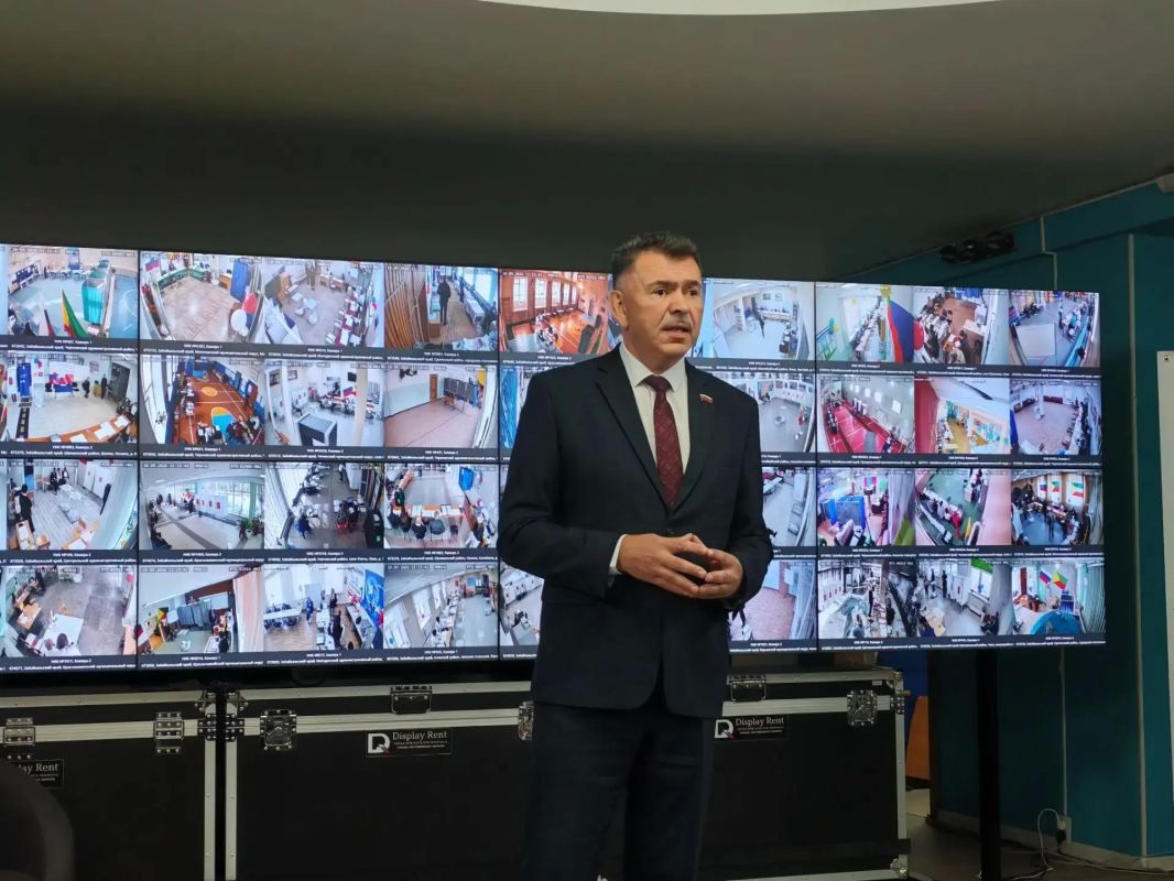 Глава городской Думы Читы Евгений Ярилов посетил Центр общественного наблюдения и пообщался с наблюдателями голосования Глава городской Думы Читы Евгений Ярилов посетил Центр общественного наблюдения и пообщался с наблюдателями голосования