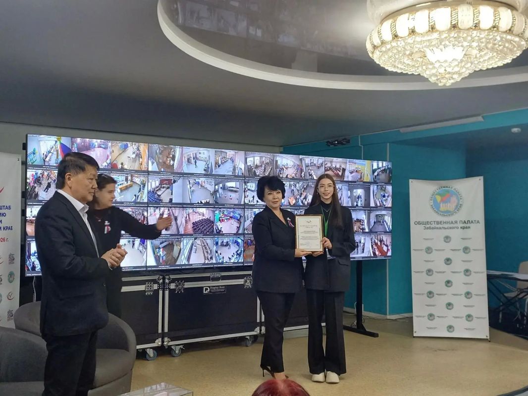 Председатель Избирательной комиссии Забайкальского края Светлана Судакова вручила благодарственные письма студентам-юристам и преподавателям за повышение правовой культуры