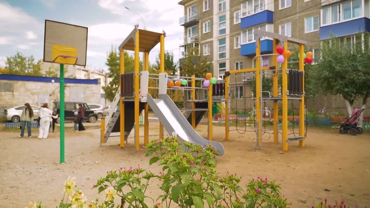 От старых скамеек и неухоженного двора к новой детской площадке и благоустроенной территории