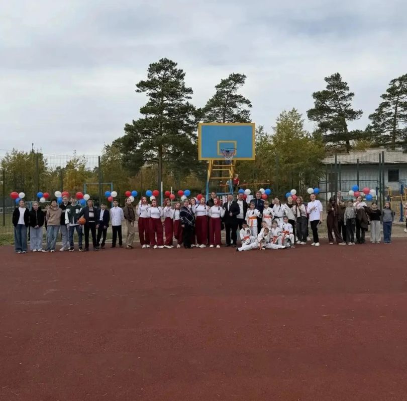 Депутат Алексей Радченко принял участие в открытии новой спортивной площадки на территории школы № 14 в посёлке Антипиха Депутат Алексей Радченко принял участие в открытии новой спортивной площадки на территории школы № 14 в посёлке Антипиха
