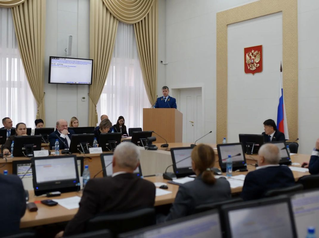 Прокурор Забайкалья Александр Яновский на сессии Заксобрания представил три законопроекта в сфере профилактики экстремизма и безопасности несовершеннолетних на дорогах Прокурор Забайкалья Александр Яновский на сессии Заксобрания представил три законопроекта в сфере профилактики экстремизма и безопасности несовершеннолетних на дорогах