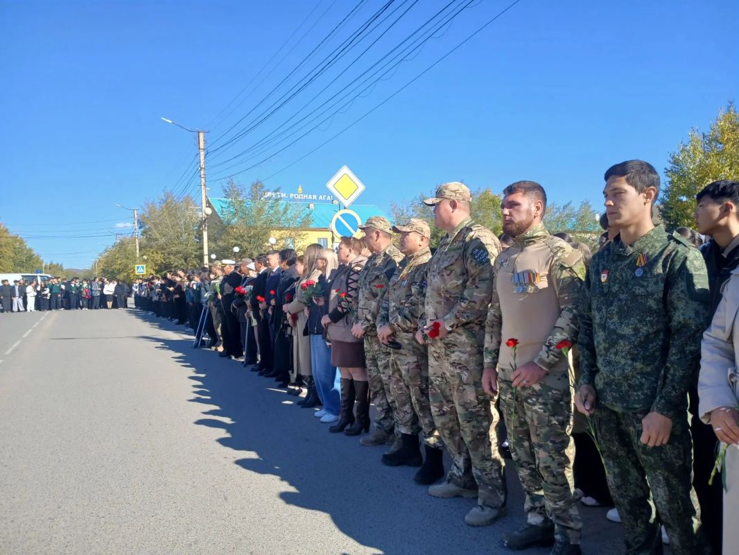 На Аллее Героев в Агинском прошёл митинг, посвящённый Дню памяти воинов-забайкальцев, погибших при исполнении воинского долга На Аллее Героев в Агинском прошёл митинг, посвящённый Дню памяти воинов-забайкальцев, погибших при исполнении воинского долга