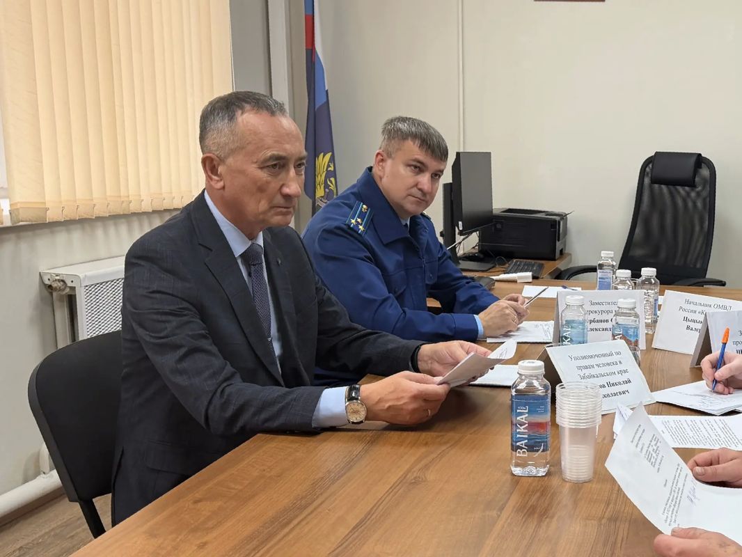 Зампрокурора региона Сергей Цурбанов и уполномоченный по правам человека в Забайкалье Николай Хлызов провел личный прием жителей Карымского округа Зампрокурора региона Сергей Цурбанов и уполномоченный по правам человека в Забайкалье Николай Хлызов провел личный прием жителей Карымского округа
