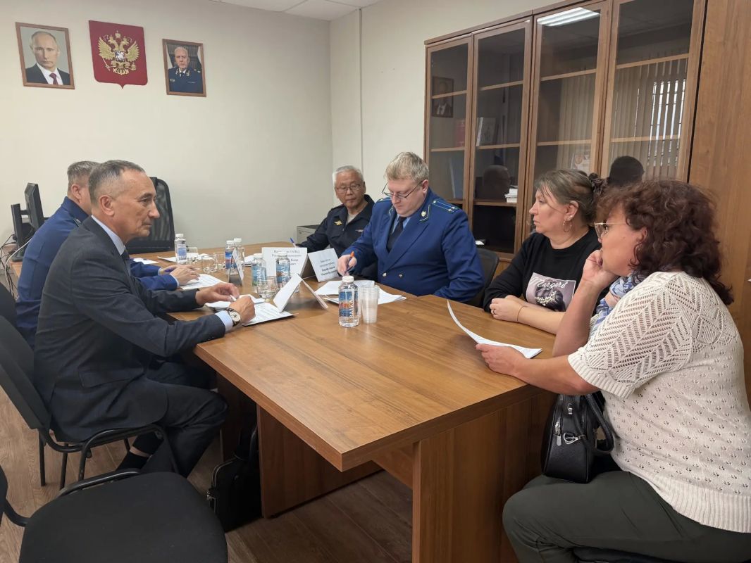 Зампрокурора региона Сергей Цурбанов и уполномоченный по правам человека в Забайкалье Николай Хлызов провел личный прием жителей Карымского округа Зампрокурора региона Сергей Цурбанов и уполномоченный по правам человека в Забайкалье Николай Хлызов провел личный прием жителей Карымского округа