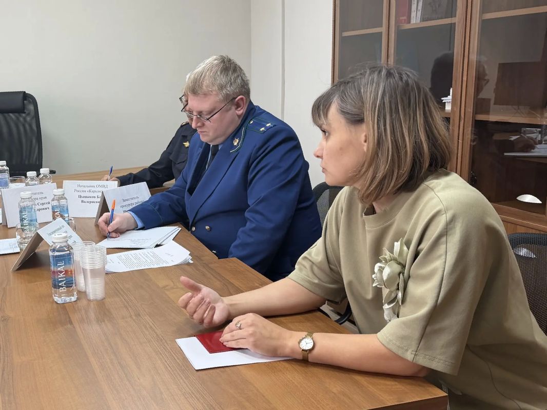 Зампрокурора региона Сергей Цурбанов и уполномоченный по правам человека в Забайкалье Николай Хлызов провел личный прием жителей Карымского округа Зампрокурора региона Сергей Цурбанов и уполномоченный по правам человека в Забайкалье Николай Хлызов провел личный прием жителей Карымского округа