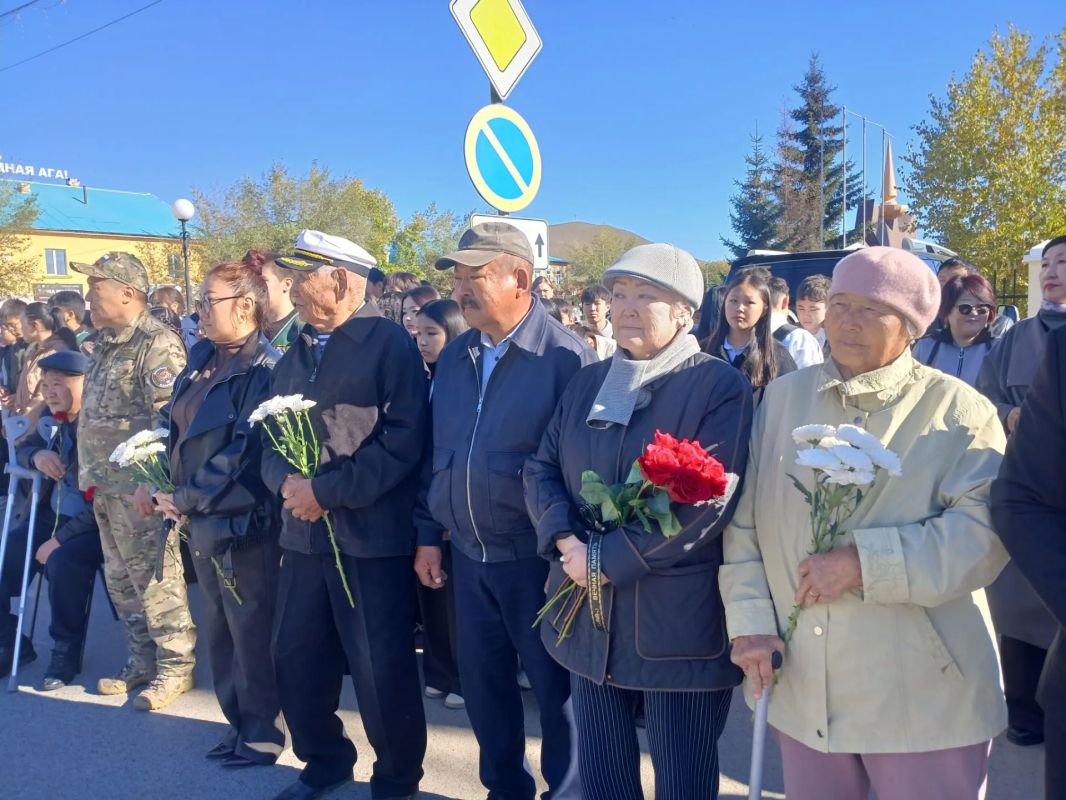 На Аллее Героев в Агинском прошёл митинг, посвящённый Дню памяти воинов-забайкальцев, погибших при исполнении воинского долга На Аллее Героев в Агинском прошёл митинг, посвящённый Дню памяти воинов-забайкальцев, погибших при исполнении воинского долга