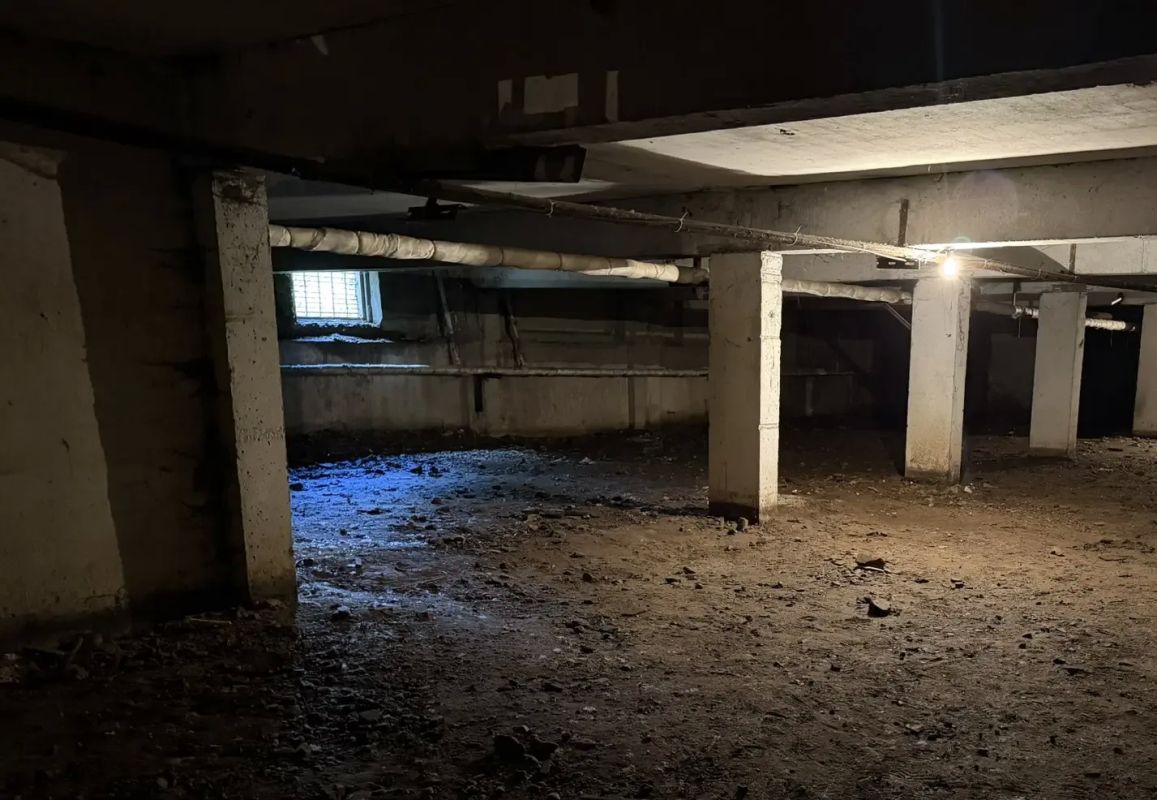 Воду откачивают из затопленного подвала многоэтажки в Кокуе