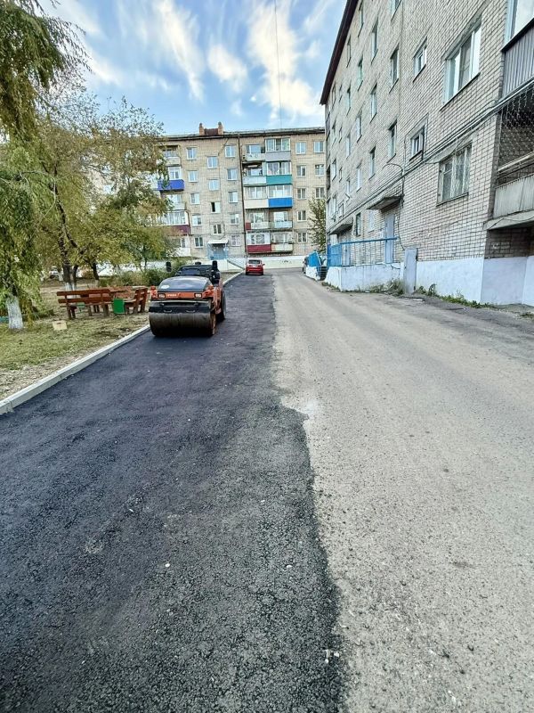 Ещё один двор нашего города стал уютнее и современнее Ещё один двор нашего города стал уютнее и современнее