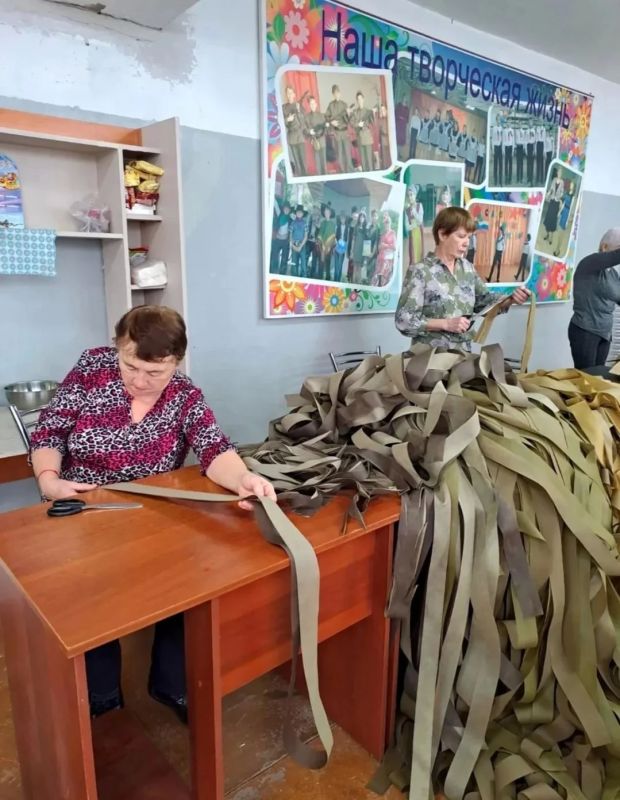 Серебряные волонтеры из Сретенска изготавливают для бойцов СВО маскировочные сети Серебряные волонтеры из Сретенска изготавливают для бойцов СВО маскировочные сети