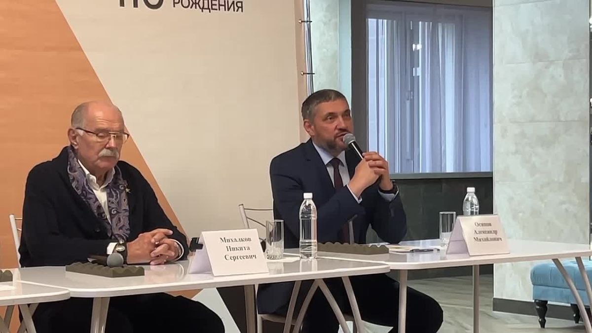 Актёр, режиссёр и сценарист Никита Михалков приехал сегодня в Читу, чтобы выступить перед гостями юбилейного фестиваля Олега Лундстрема на встрече «Территория моей любви»