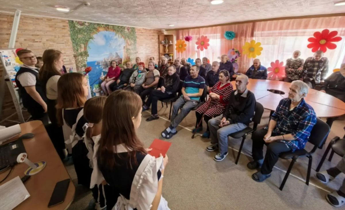 Студенты Забайкальского техникума профессиональных технологий и сервиса поздравили проживающих с праздником, пожелали здоровья и благополучия, вручили каждому открытку, сделанную своими руками Студенты Забайкальского техникума профессиональных технологий и сервиса поздравили проживающих с праздником, пожелали здоровья и благополучия, вручили каждому открытку, сделанную своими руками