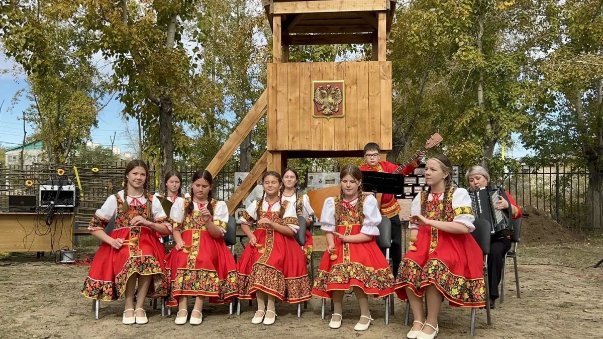 Предметы казачьего быта и ещё совсем юные рябины появились на территории Борзинского краеведческого музея Предметы казачьего быта и ещё совсем юные рябины появились на территории Борзинского краеведческого музея