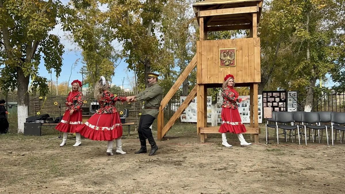 Предметы казачьего быта и ещё совсем юные рябины появились на территории Борзинского краеведческого музея Предметы казачьего быта и ещё совсем юные рябины появились на территории Борзинского краеведческого музея