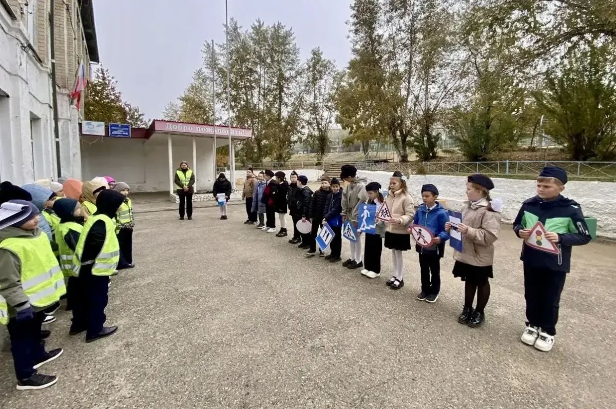 В Чите более 100 первоклассников приняли участие в акции «Посвящение в пешеходы» В Чите более 100 первоклассников приняли участие в акции «Посвящение в пешеходы»