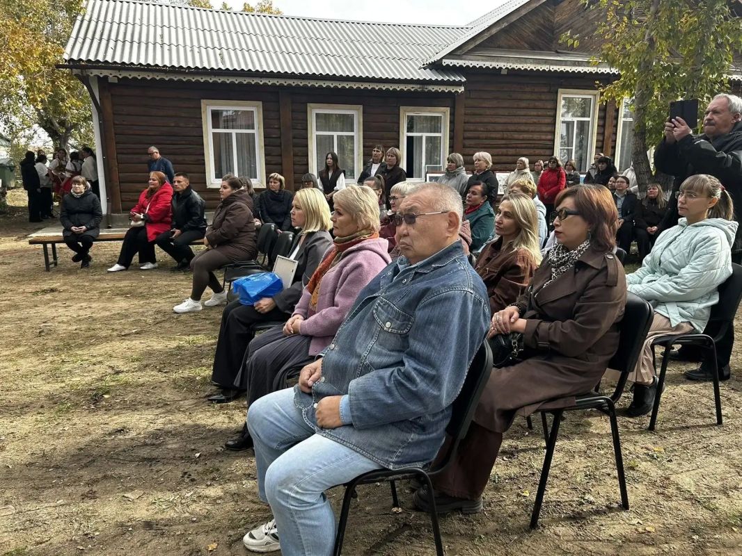 Предметы казачьего быта и ещё совсем юные рябины появились на территории Борзинского краеведческого музея Предметы казачьего быта и ещё совсем юные рябины появились на территории Борзинского краеведческого музея