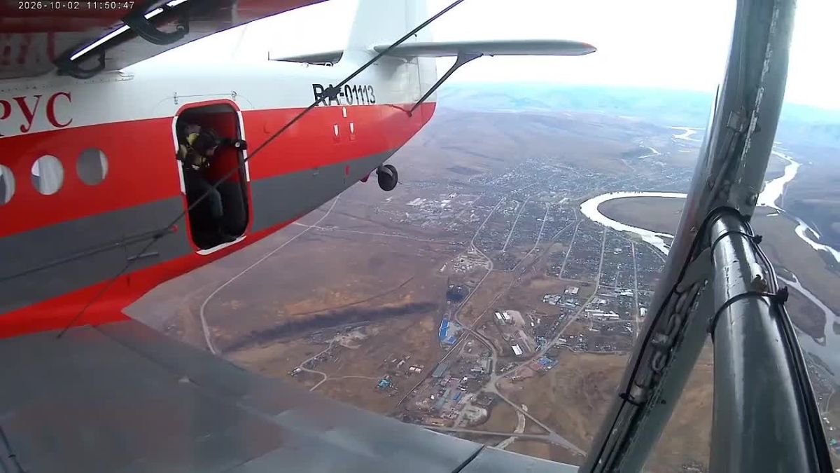 17 новичков Читинской авиабазы приступили к прыжкам с самолета АН-2