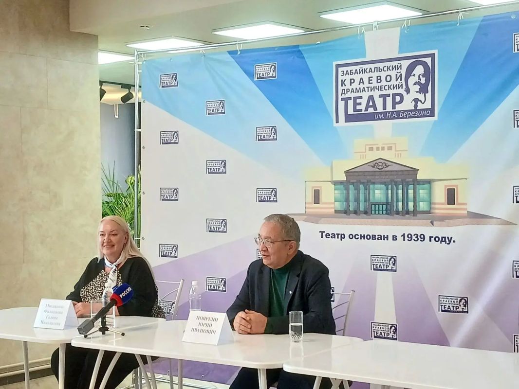 Фойе второго этажа Забайкальского краевого драматического театра сегодня принимает забайкальских журналистов