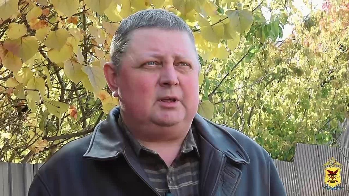В Забайкалье сотрудники ДПС помогли водителю «Волги», перенёсшему операцию, сменить колесо