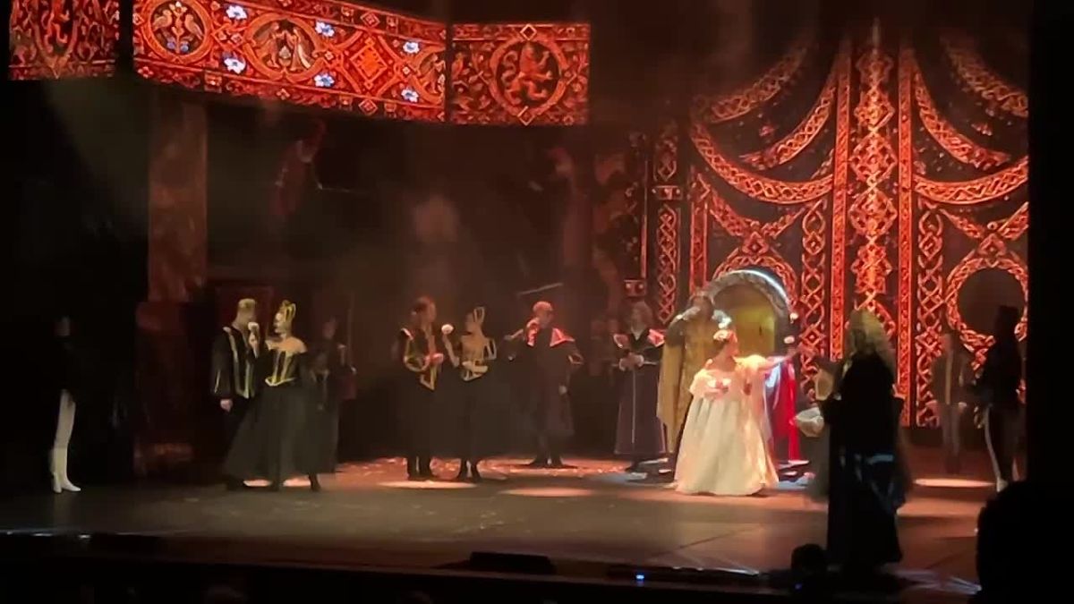Лауреат премии «Золотая маска» и, как назвала её директор театра национальных культур «Забайкальские узоры» Галина Сыроватка, «звёздочка из Санкт-Петербурга» Евдокия Малевская в роли Офелии подарила Гамлету первый танец