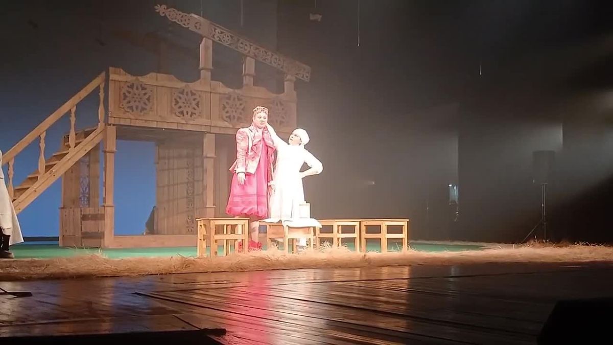 В драматическом театре начался второй акт премьеры спектакля «Любовь и голуби» По информации Минкультуры Забайкалья, на спектакль пришел полный зал зрителей — они дарят артистам громкие аплодисменты