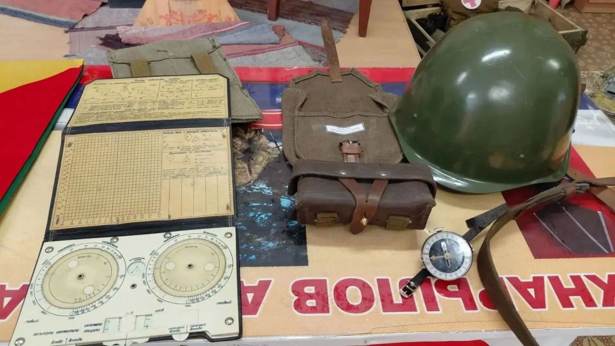 Депутат городской Думы Никита Жданов и активисты регионального отделения "Единой России" передали экспонаты времён Великой Отечественной войны в музей школы №8 города Читы Депутат городской Думы Никита Жданов и активисты регионального отделения "Единой России" передали экспонаты времён Великой Отечественной войны в музей школы №8 города Читы