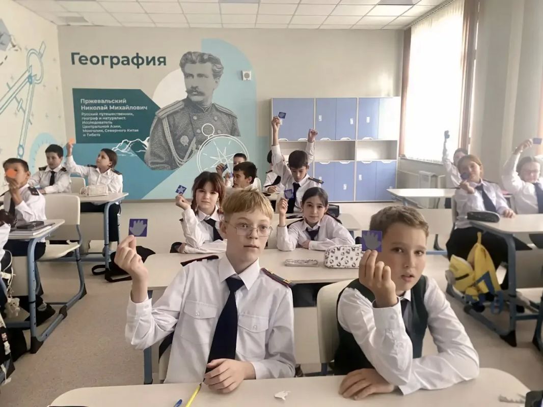В Чите полицейские и ветеран МВД провели урок безопасности для кадетов