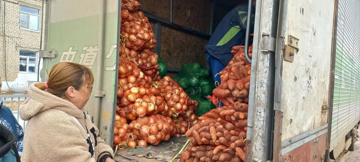 Больше 220 овощных наборов доставили забайкальцам, пострадавшим от летних паводков Больше 220 овощных наборов доставили забайкальцам, пострадавшим от летних паводков