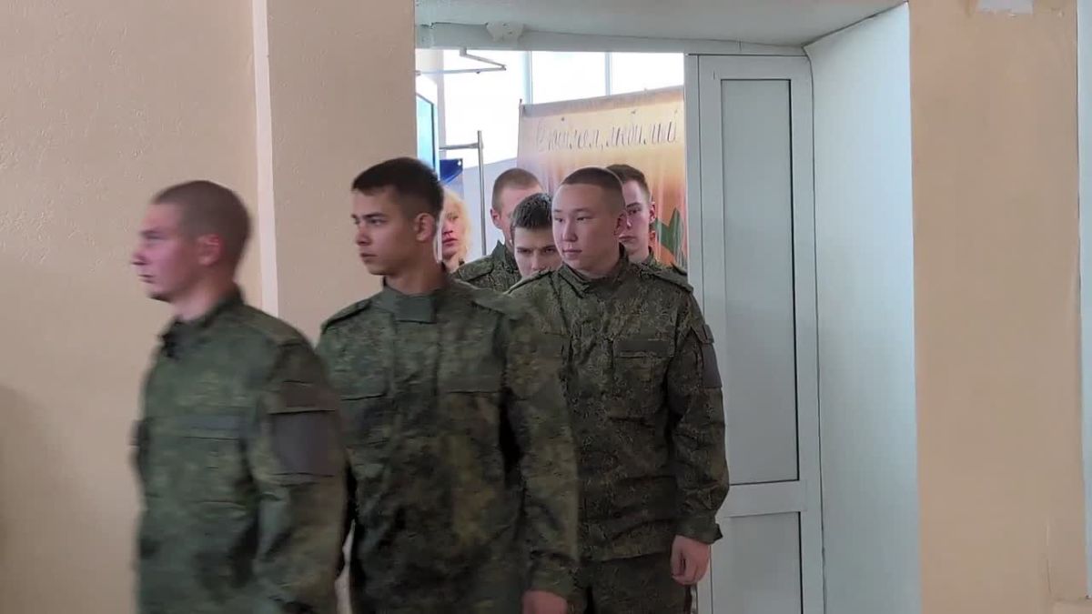 В Чите на базе Колледжа агробизнеса сегодня состоялось официальное открытие курсов операторов беспилотных летательных аппаратов. Однако уже с понедельника ребята со всего края постигают азы военного ремесла, которое...