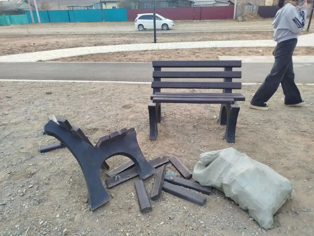 Подросток из Дульдурги ответит по закону за порчу скамейки в парке