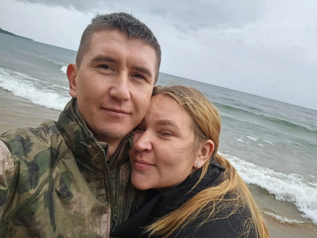 Как-то раз, валяясь с отцом на кровати и разглядывая его протезы, Макар спросил: Как-то раз, валяясь с отцом на кровати и разглядывая его протезы, Макар спросил: