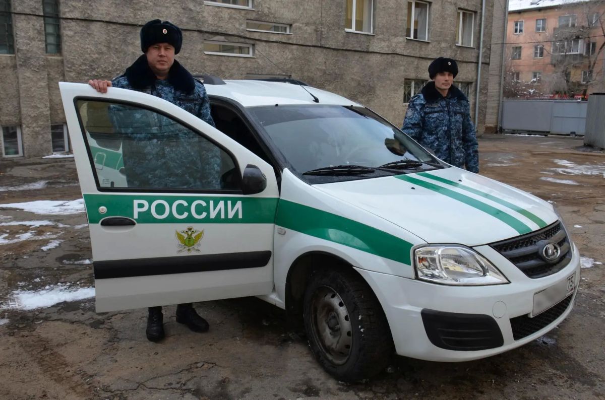Младшие судебные приставы по ОУПДС Читинского РОСП Роман Якимов и Алексей Даниличев во время погони задержали объявленного в розыск мужчину, у которого при себе оказался нож