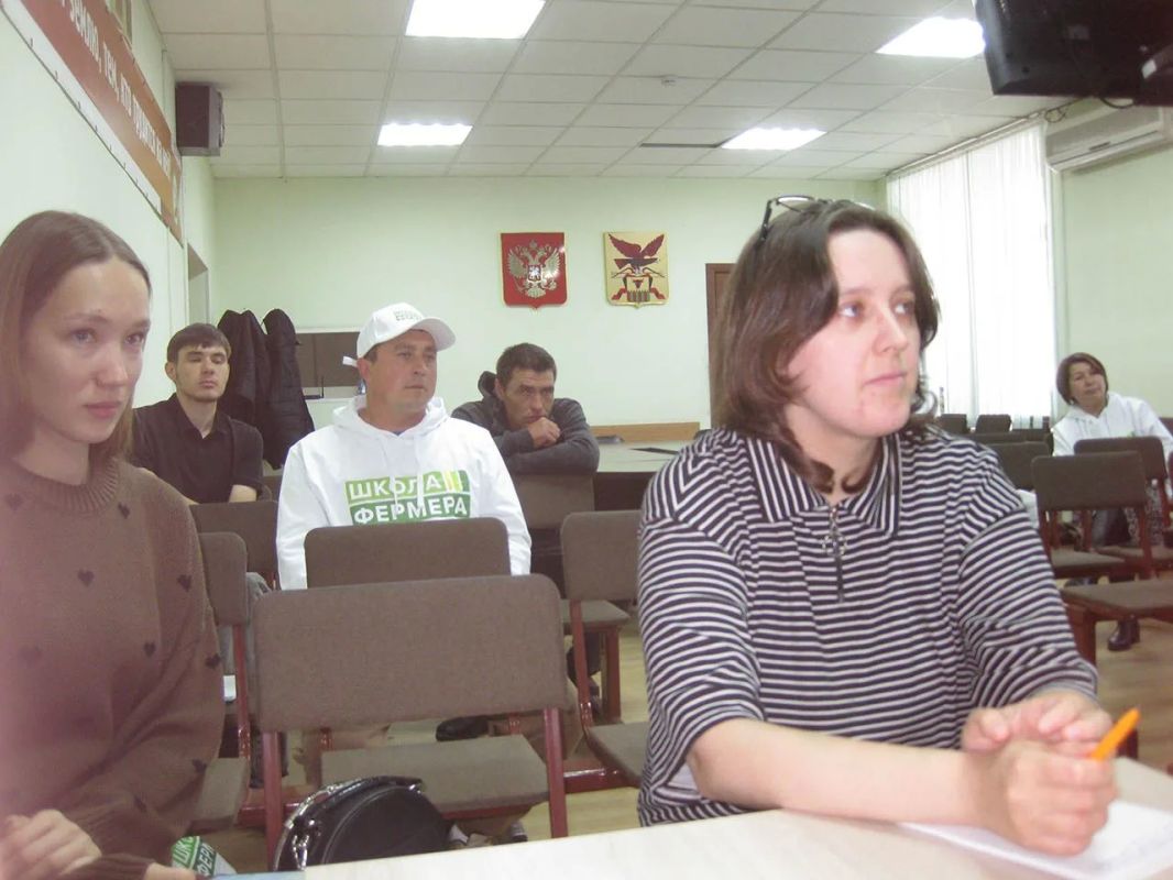 Вопросы предоставления государственной поддержки в агропромышленном комплексе обсудили 21 октября начальники производственных отделов Минсельхоза Забайкалья со слушателями образовательного проекта «Школа фермера» Вопросы предоставления государственной поддержки в агропромышленном комплексе обсудили 21 октября начальники производственных отделов Минсельхоза Забайкалья со слушателями образовательного проекта «Школа фермера»