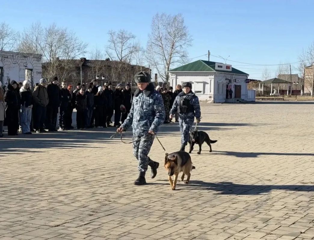 Стражи порядка познакомили будущих защитников Отечества с работой полиции Стражи порядка познакомили будущих защитников Отечества с работой полиции