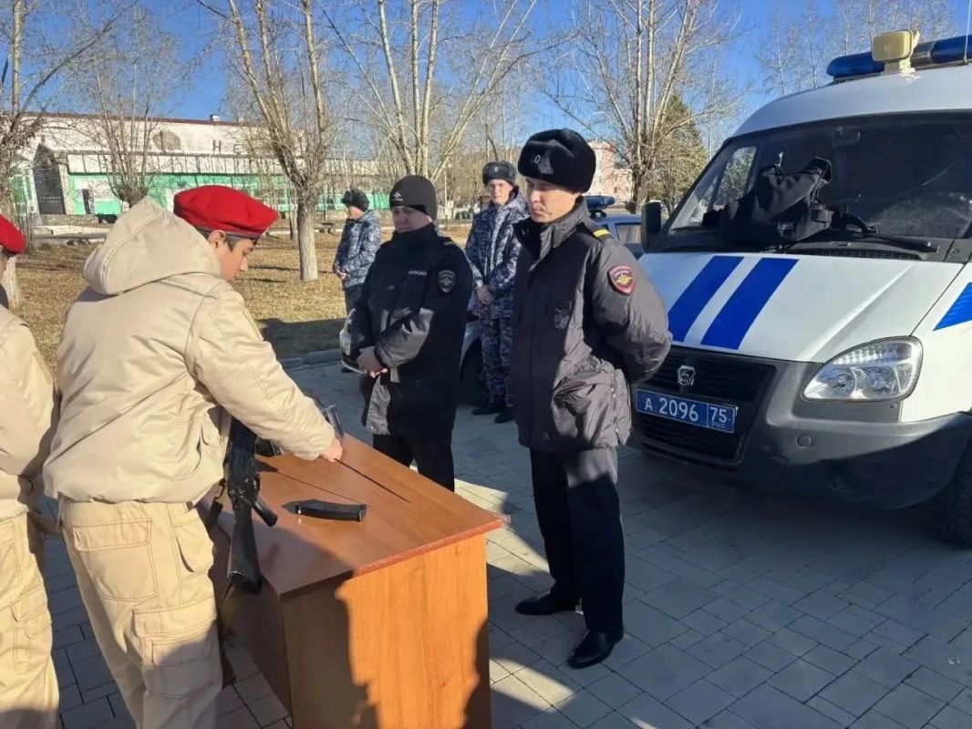 Стражи порядка познакомили будущих защитников Отечества с работой полиции Стражи порядка познакомили будущих защитников Отечества с работой полиции