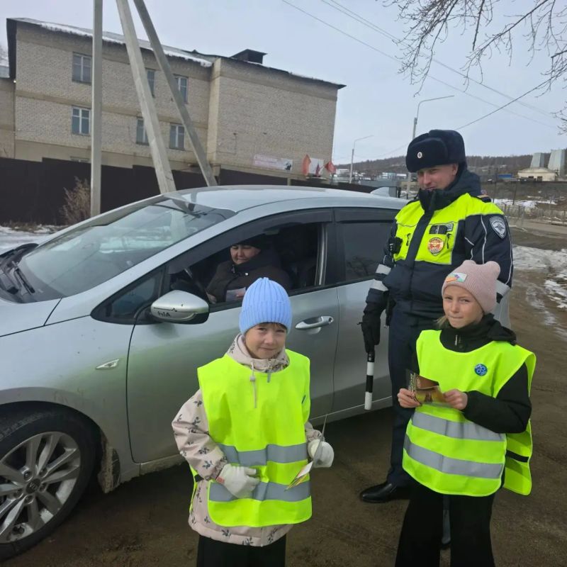 В Тунгокоченском округе сотрудники Госавтоинспекции и учащиеся начальной школы провели акцию "Письмо водителю" В Тунгокоченском округе сотрудники Госавтоинспекции и учащиеся начальной школы провели акцию "Письмо водителю"