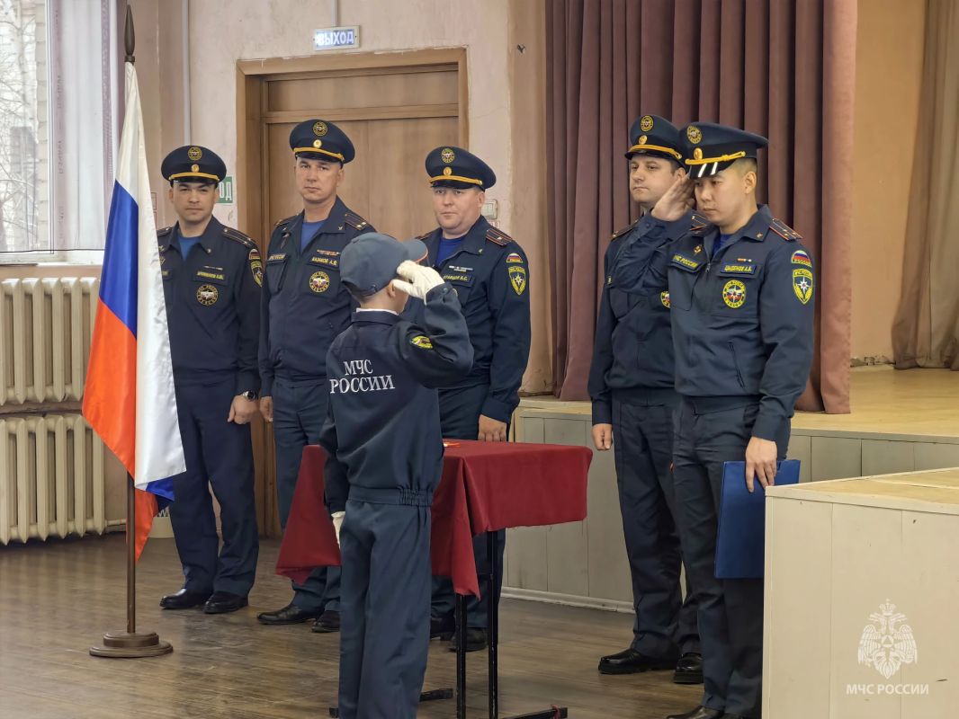 Эта рабочая неделя началась и закончилась торжественными мероприятиями в кадетских пожарно-спасательных классах Читы Эта рабочая неделя началась и закончилась торжественными мероприятиями в кадетских пожарно-спасательных классах Читы