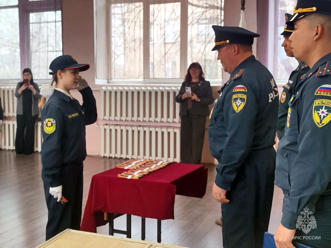 Эта рабочая неделя началась и закончилась торжественными мероприятиями в кадетских пожарно-спасательных классах Читы Эта рабочая неделя началась и закончилась торжественными мероприятиями в кадетских пожарно-спасательных классах Читы