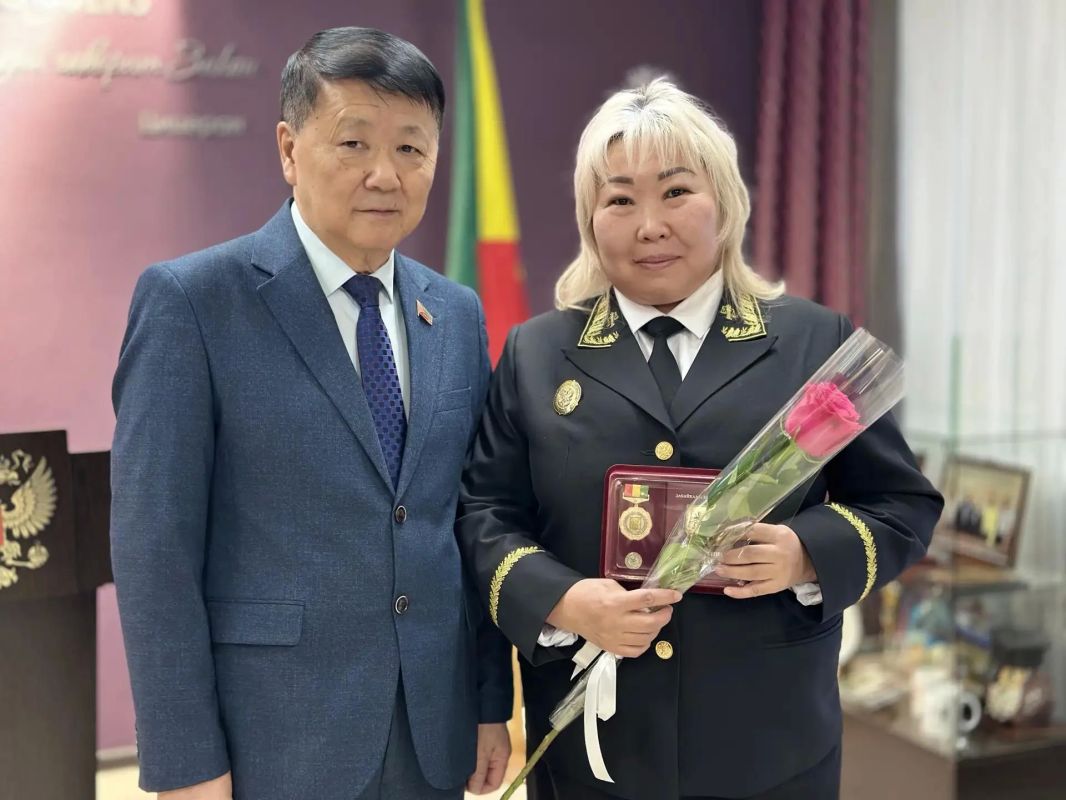 Кон Ен Хва вручил Максиму Нестерову одну из высших наград краевого парламента Кон Ен Хва вручил Максиму Нестерову одну из высших наград краевого парламента