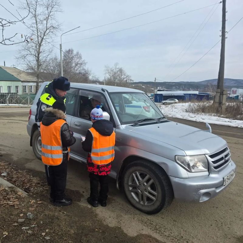 В Тунгокоченском округе сотрудники Госавтоинспекции и учащиеся начальной школы провели акцию "Письмо водителю" В Тунгокоченском округе сотрудники Госавтоинспекции и учащиеся начальной школы провели акцию "Письмо водителю"