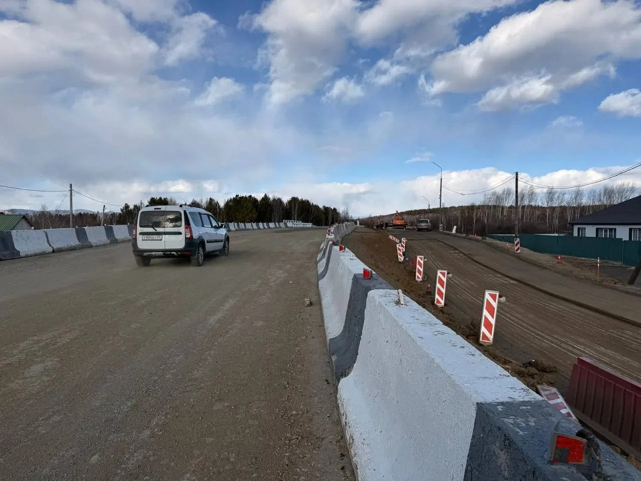 В Смоленке открыто движение по новому мосту через реку Карповка
