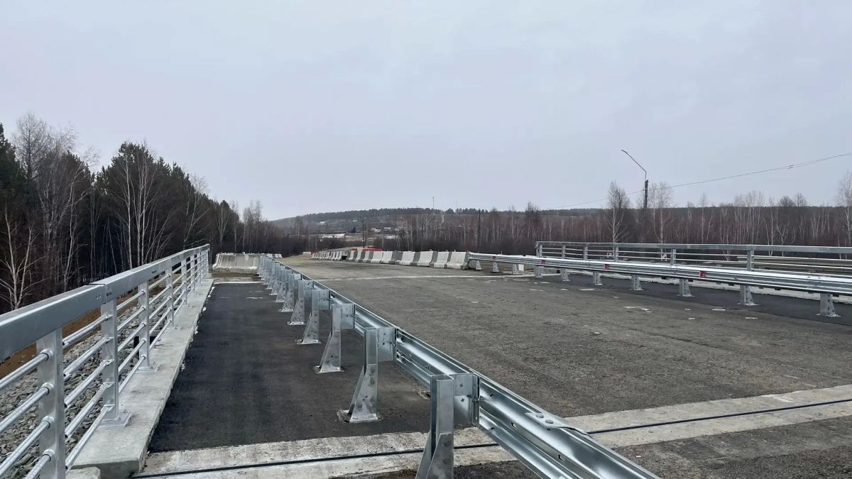 В Смоленке открыто движение по новому мосту через реку Карповка В Смоленке открыто движение по новому мосту через реку Карповка