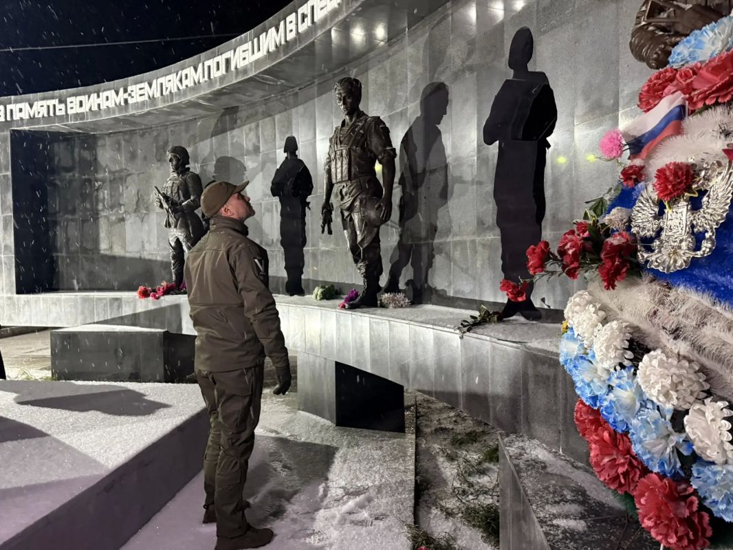 Александр Осипов возложил цветы к памятнику участникам СВО в Нижнем Цасучее Александр Осипов возложил цветы к памятнику участникам СВО в Нижнем Цасучее